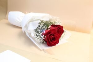 The Little Rose Bouquet – 2 Roses for a Sweet Surprise in Qatar