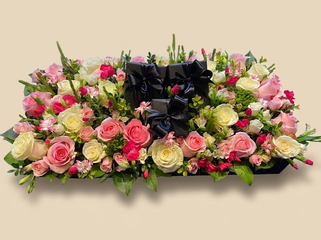 GIFT ARRANGEMENT WITH MIXED FLOWERS